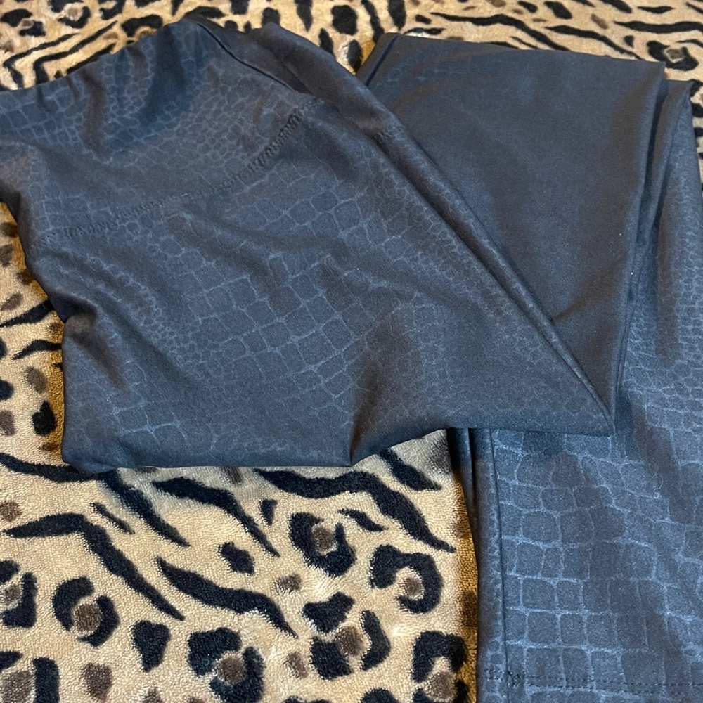 Wild fable size small snake skin black leggings